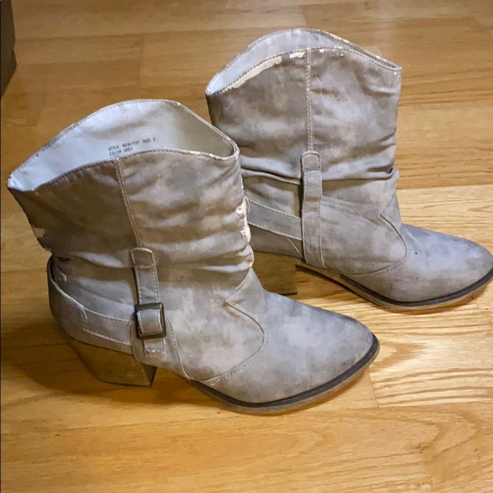 Light gray cowboy short boots